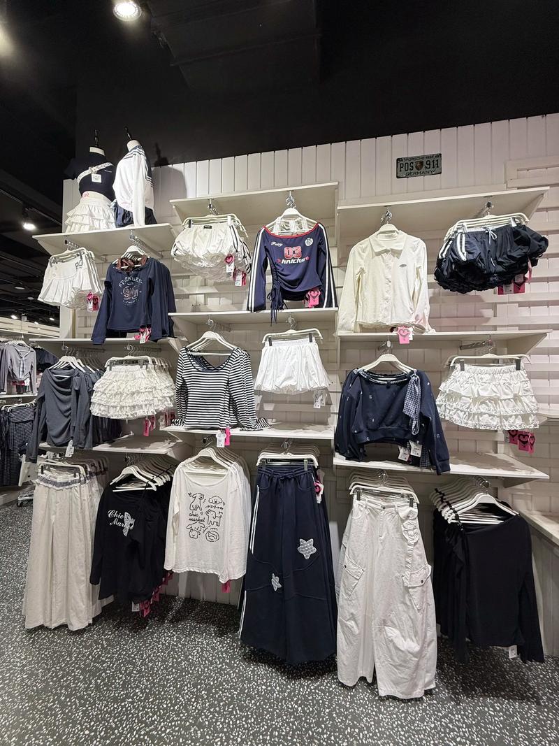 灵璧县服装市场中的一抹亮色：小店铺的逆袭之路